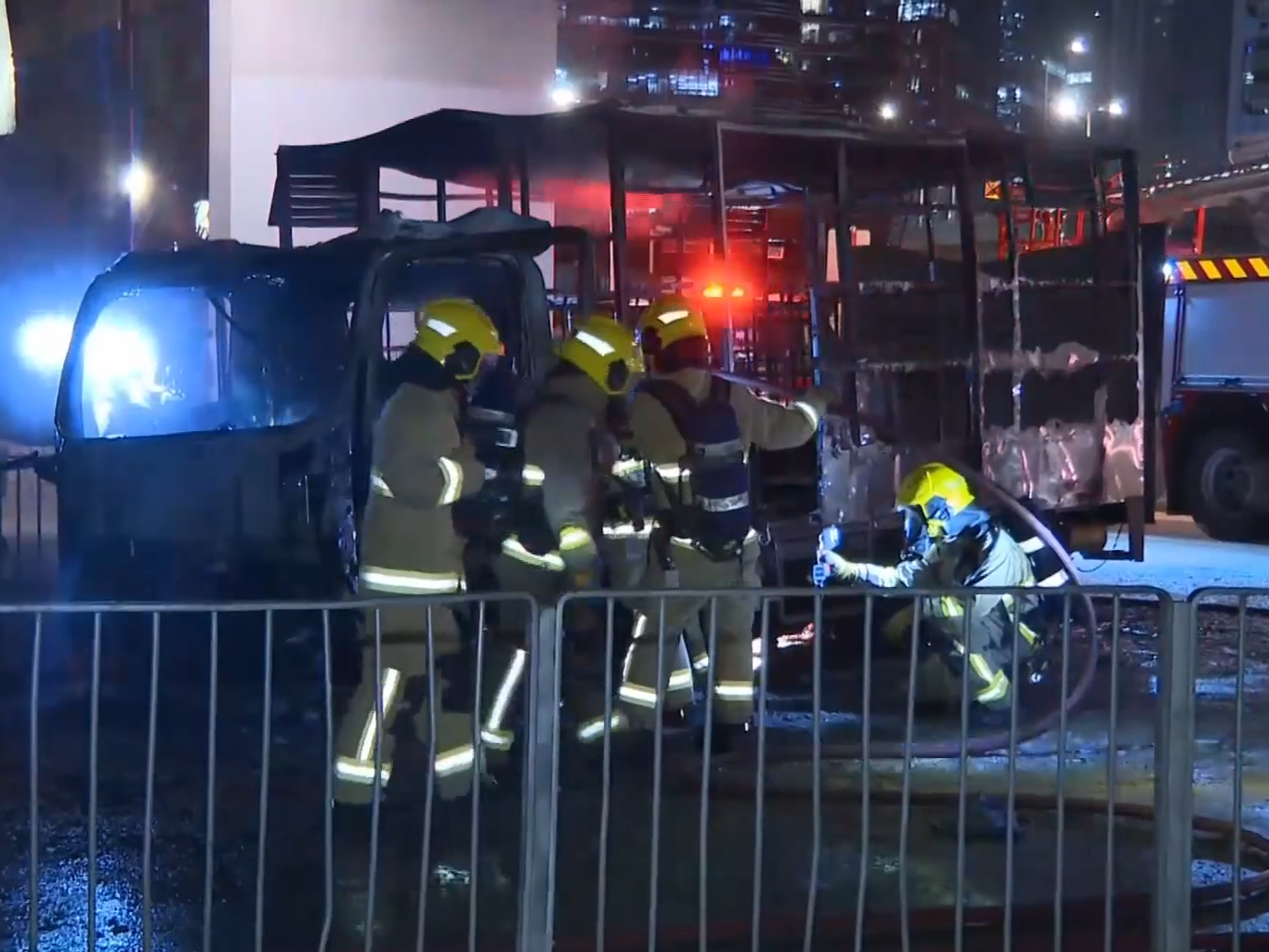 九龍灣貨車遭縱火燒剩車架，火勢波及前方吊臂車.(有線新聞截圖)