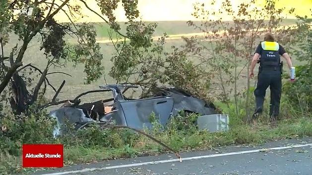 Tesla撞樹起火車門打不開　司機與2兒童葬身火海