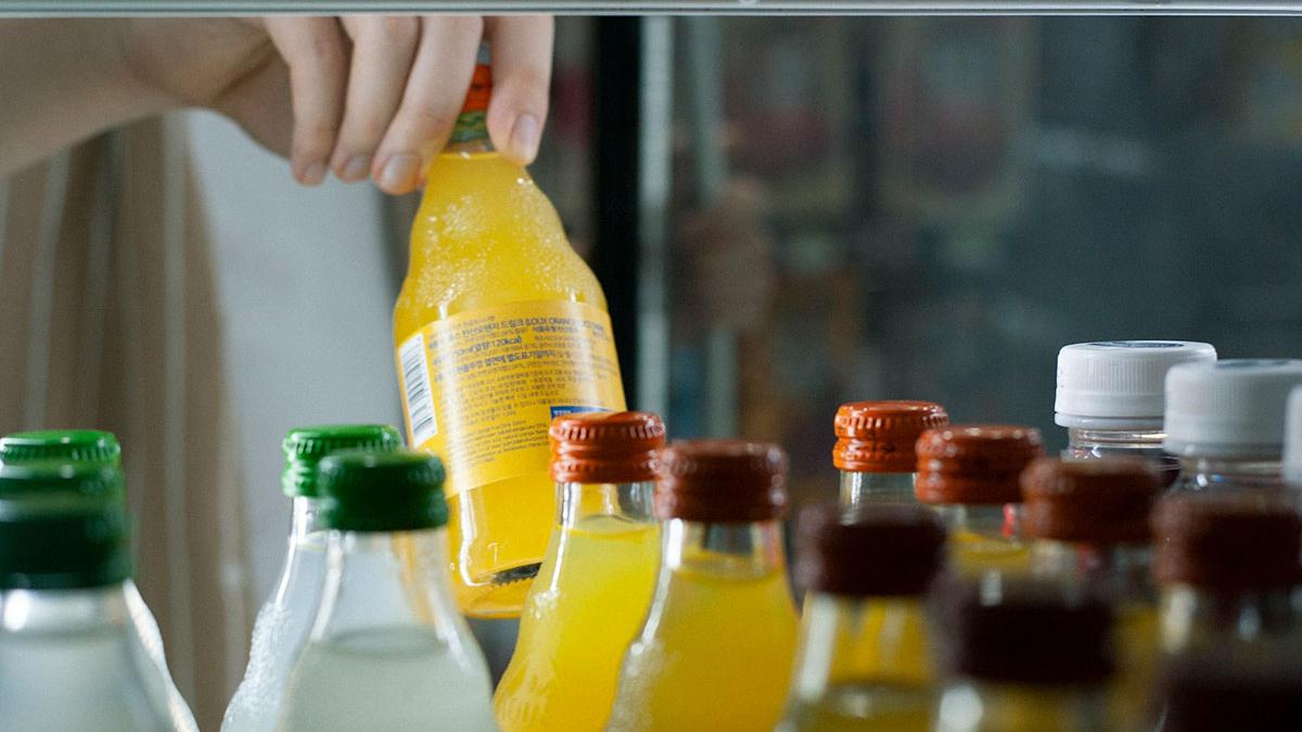 不少網民「自爆」光顧火鍋放題最後都有試過取走飲品。(Unsplash圖片)