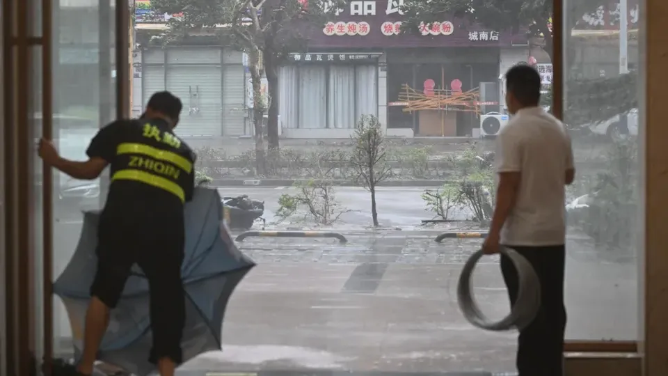 內地企業颱風假後要求員工補班被舉報　內地企業反擊取消14天年假