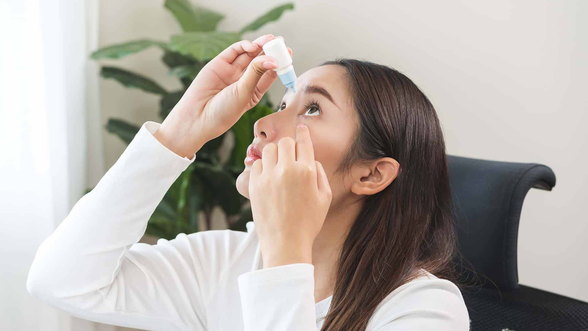 洪正憲藥劑師提醒，眼藥水直接滴在眼球可能會刺激角膜引發眨眼反射，讓藥水流失，有些成分刺激性較高的藥水甚至可能傷害眼睛。