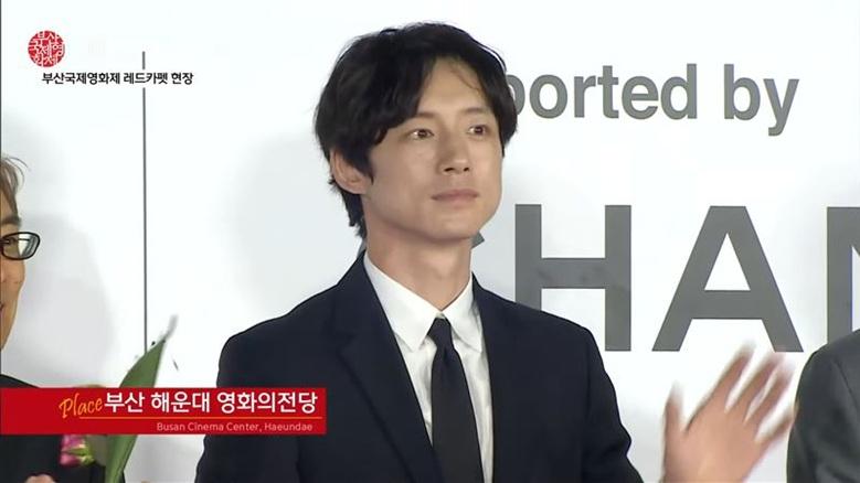 釜山電影節｜坂口健太郎現身紅氈 被翻舊帳與女星波瑠有段情