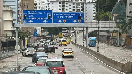 公主道天橋發生車禍。（fb「馬路的事 (即時交通資訊台)」圖片）