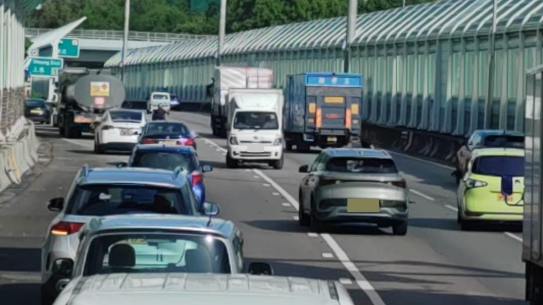 金嶺公路發生交通意外。（fb「車cam L（香港群組）」圖片）