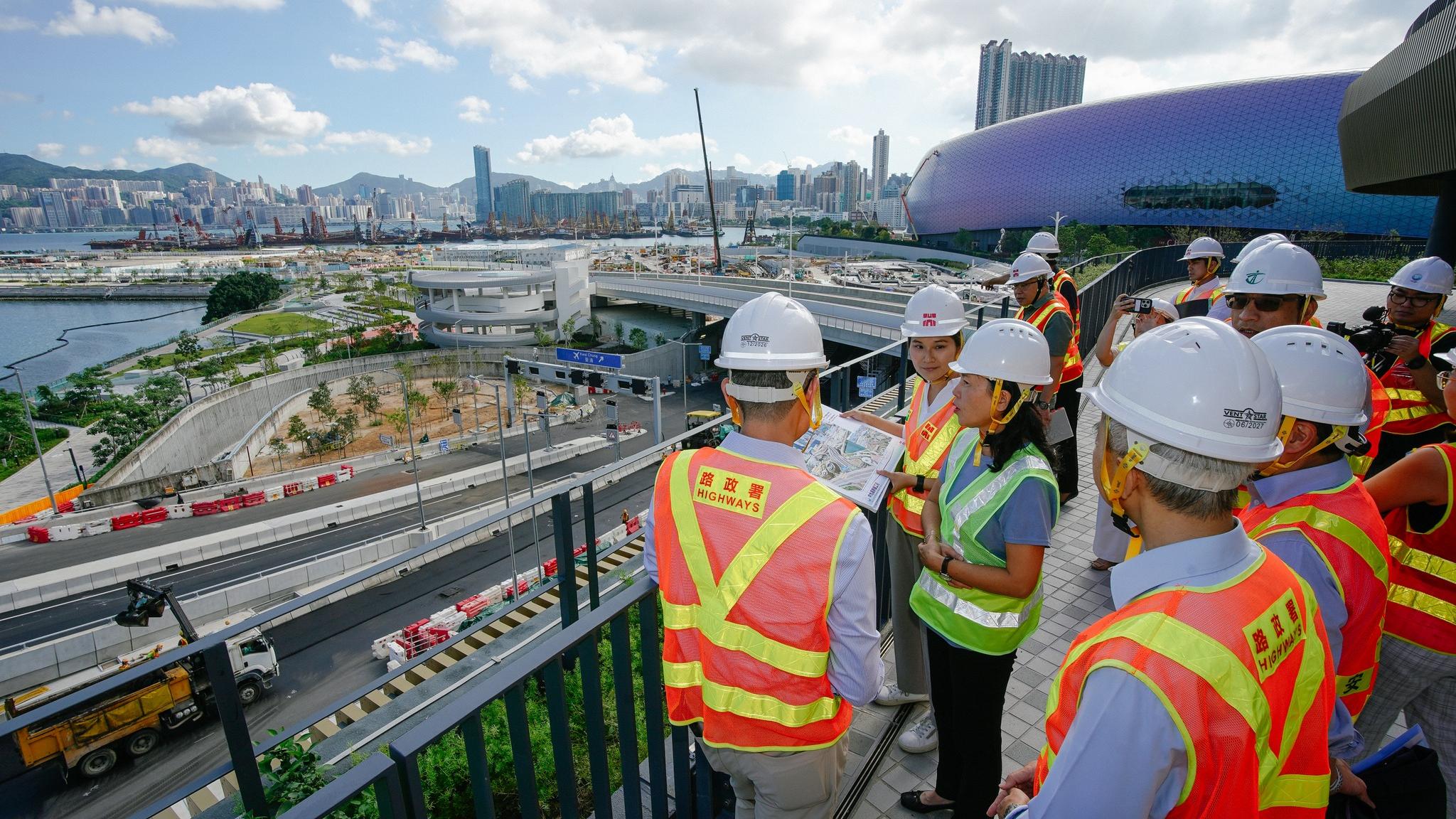 運輸及房屋局局長陳美寶視察中九龍繞道油麻地段。(運輸及物流局fb)