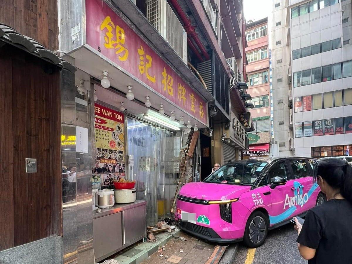 尖沙咀Amigo的士鏟行人路撞雲吞麵舖，司機胸口痛送院。(馬路的事 (即時交通資訊台) )