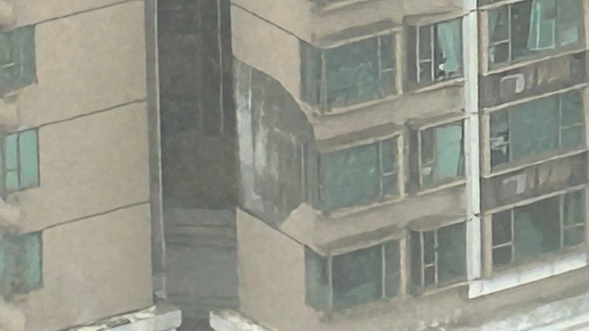 颱風樺加沙｜深井碧堤半島一大塊外牆飾面被吹甩 