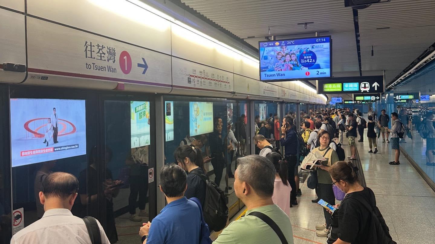 颱風樺加沙｜10號風球下仍不少市民上班  網民：最緊要安全