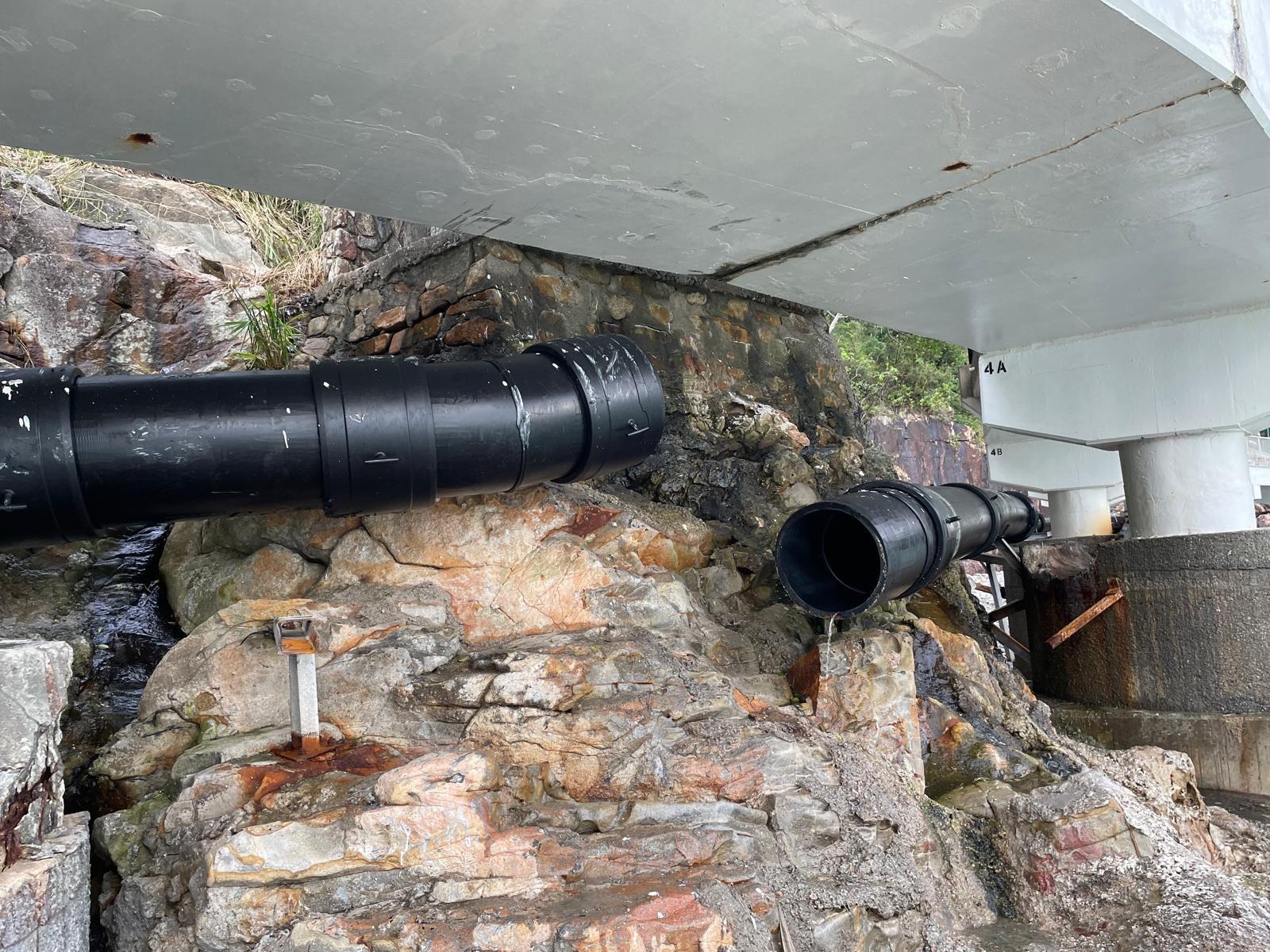 渠務署發現，港島南區苗鍾徑有加壓污水管嚴重破損（渠務署社交網站）