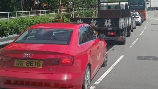 上水半小時內發生至少3宗車禍導致粉嶺大塞車。（fb「車cam L（香港群組）」圖片）