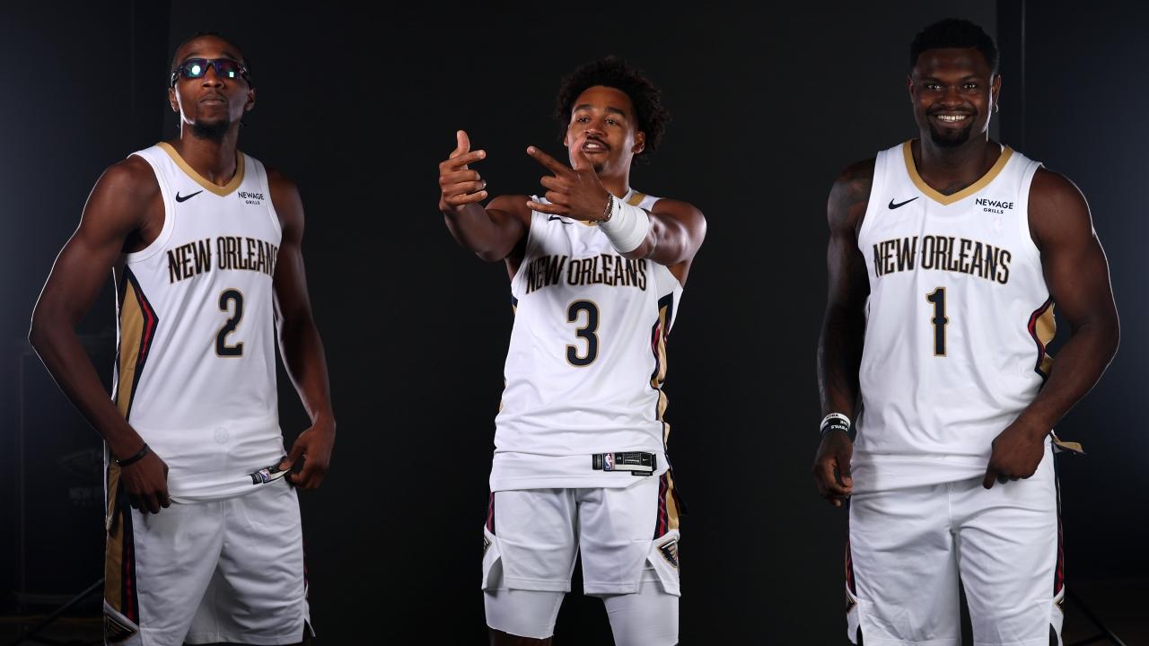 NBA鵜鶘在美國時間周二舉行媒體日，主將錫安威廉臣（Zion Williamson）（右）減肥後瘦身亮相。