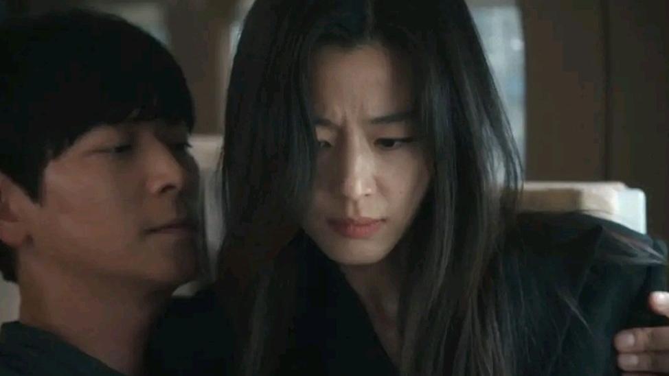 暴風圈｜姜棟元捨身為全智賢拆彈 身貼身換位互望好曖昧  