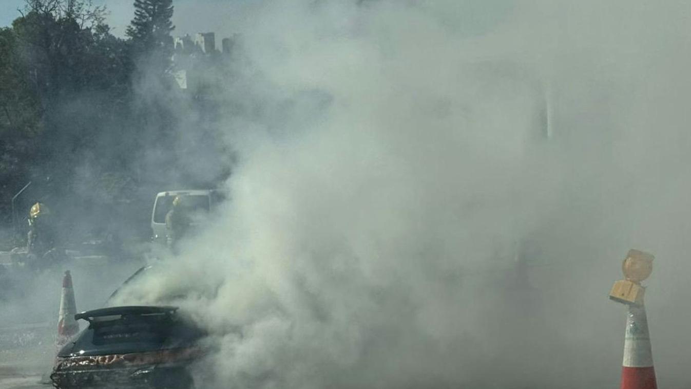 香港仔隧道發生火警。（fb「車cam L（香港群組）」圖片）