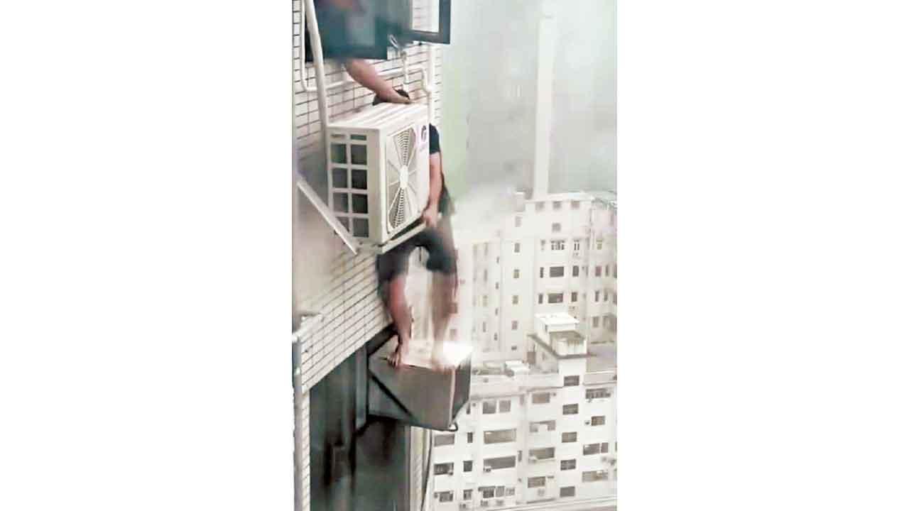冷氣機散熱器「半天吊」男子危站下層機頂維修