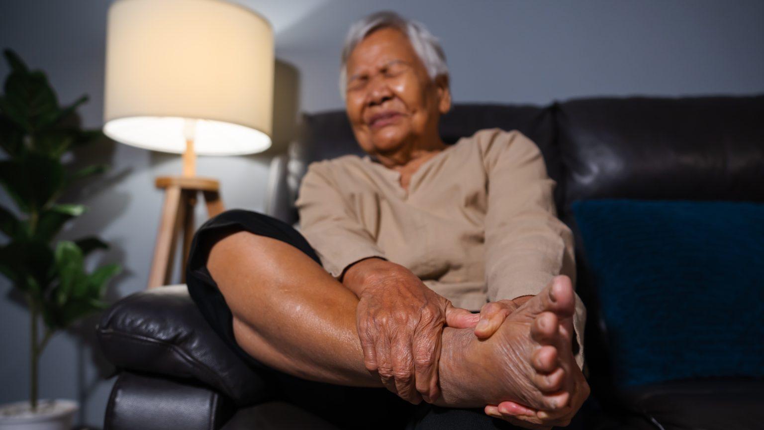 曾有足部外傷或需長時間站立行走者，如服務業、製造業與外勤人員，應定期檢查，避免畸形惡化。