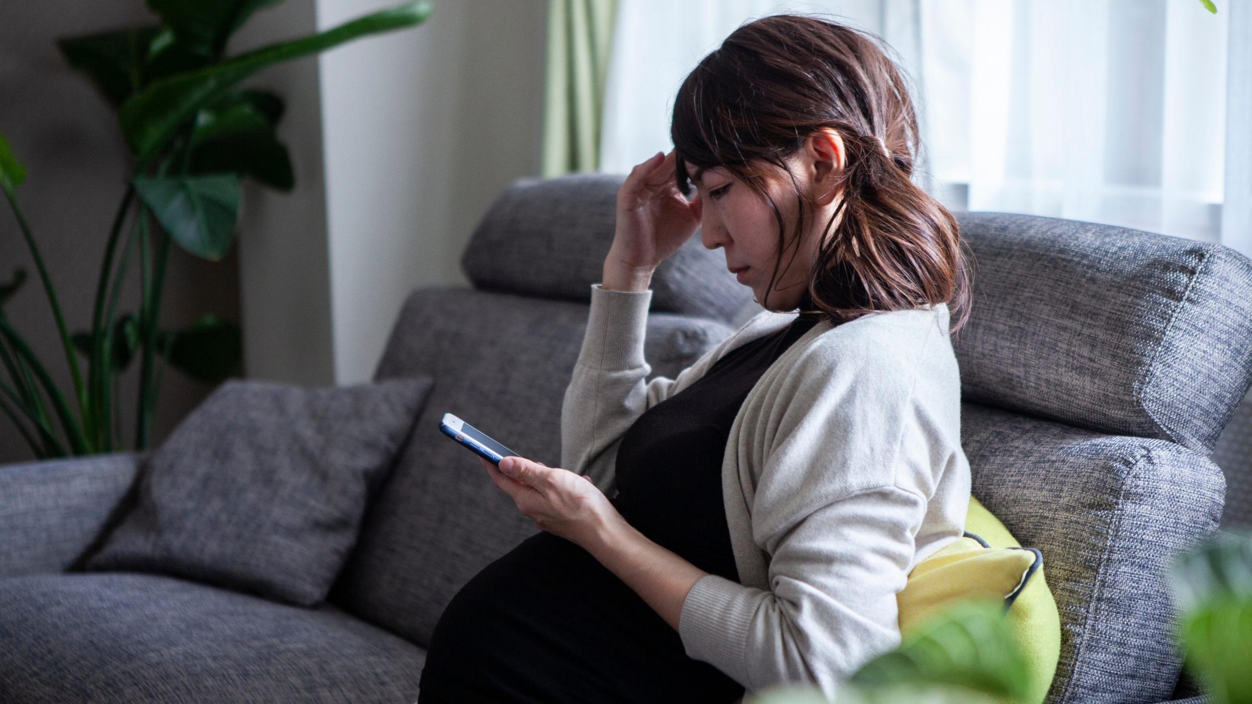 今(2025)年8月一項針對懷孕期間社交媒體使用的研究發現，雖然社交媒體能提供同儕建議、支持和衛生教育資訊，但錯誤訊息、加劇焦慮和過度使用等挑戰依然存在。