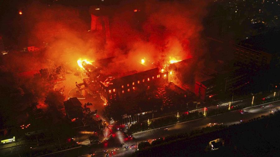 尼泊爾示威｜前總理妻子活活燒死 軍隊進駐加德滿都平亂