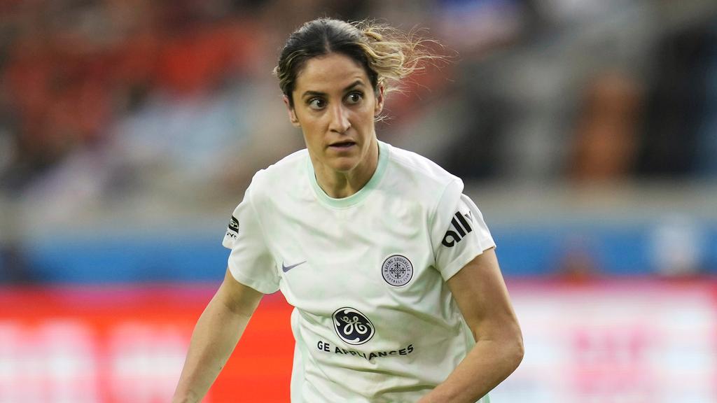 美國女足球巽的迪美羅在比賽期間不適暈倒送院。(美聯社)