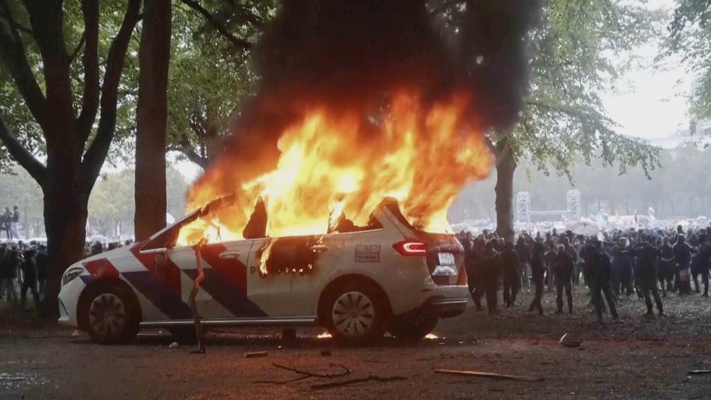 荷蘭海牙反移民示威千人封鎖高速公路　警車被焚燒30人被捕。（美聯社）