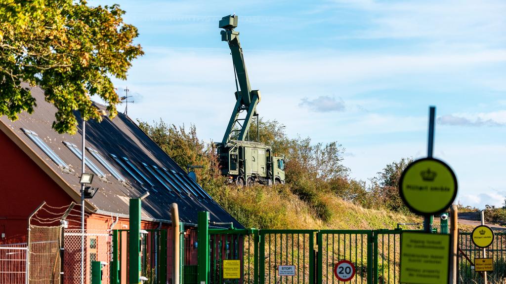 丹麥與瑞典沿岸Oresund一個軍事基地裝設流動雷達，可偵測無人機動向。(美聯社)