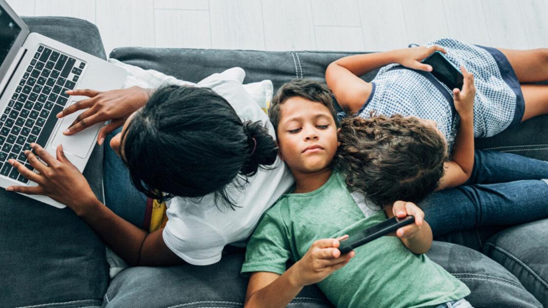 研究：兒童及青少年沉迷手機 增心血管和代謝病風險 阿爸阿媽可以點做？