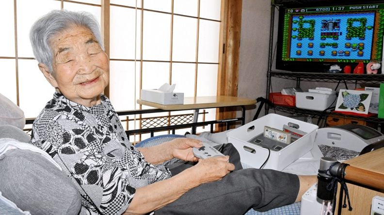 日本100歲人瑞長壽秘訣靠每天打機 「任天堂」擺床邊最愛玩《炸彈人》