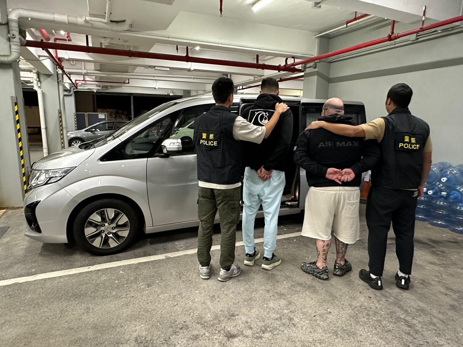 青衣路酒店藏500萬元磚形可卡因，警拘2巴西漢。(警方圖片)