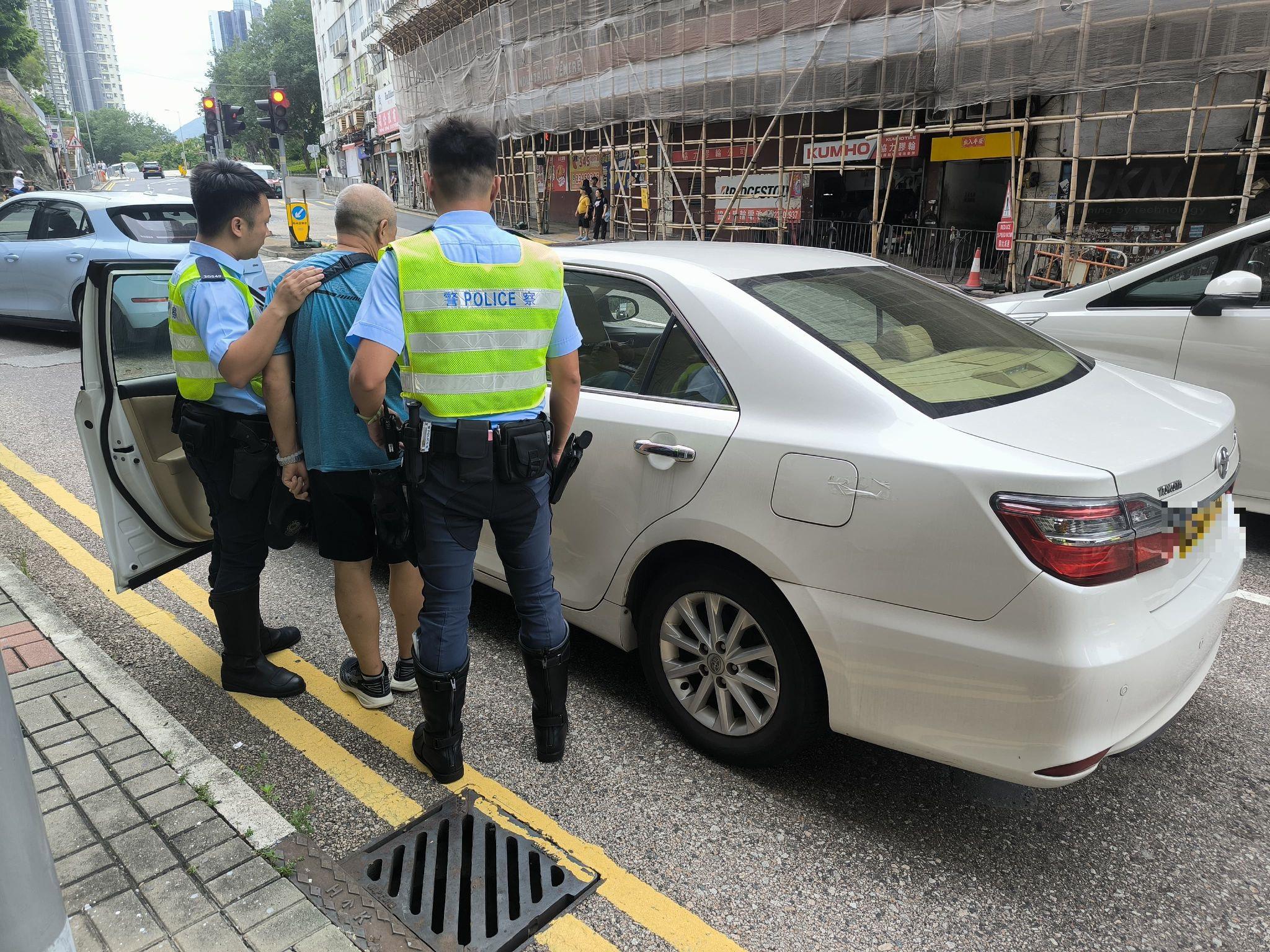 警高超道截可疑私家車，揭67歲男司機停牌間駕駛被捕。(警方圖片)