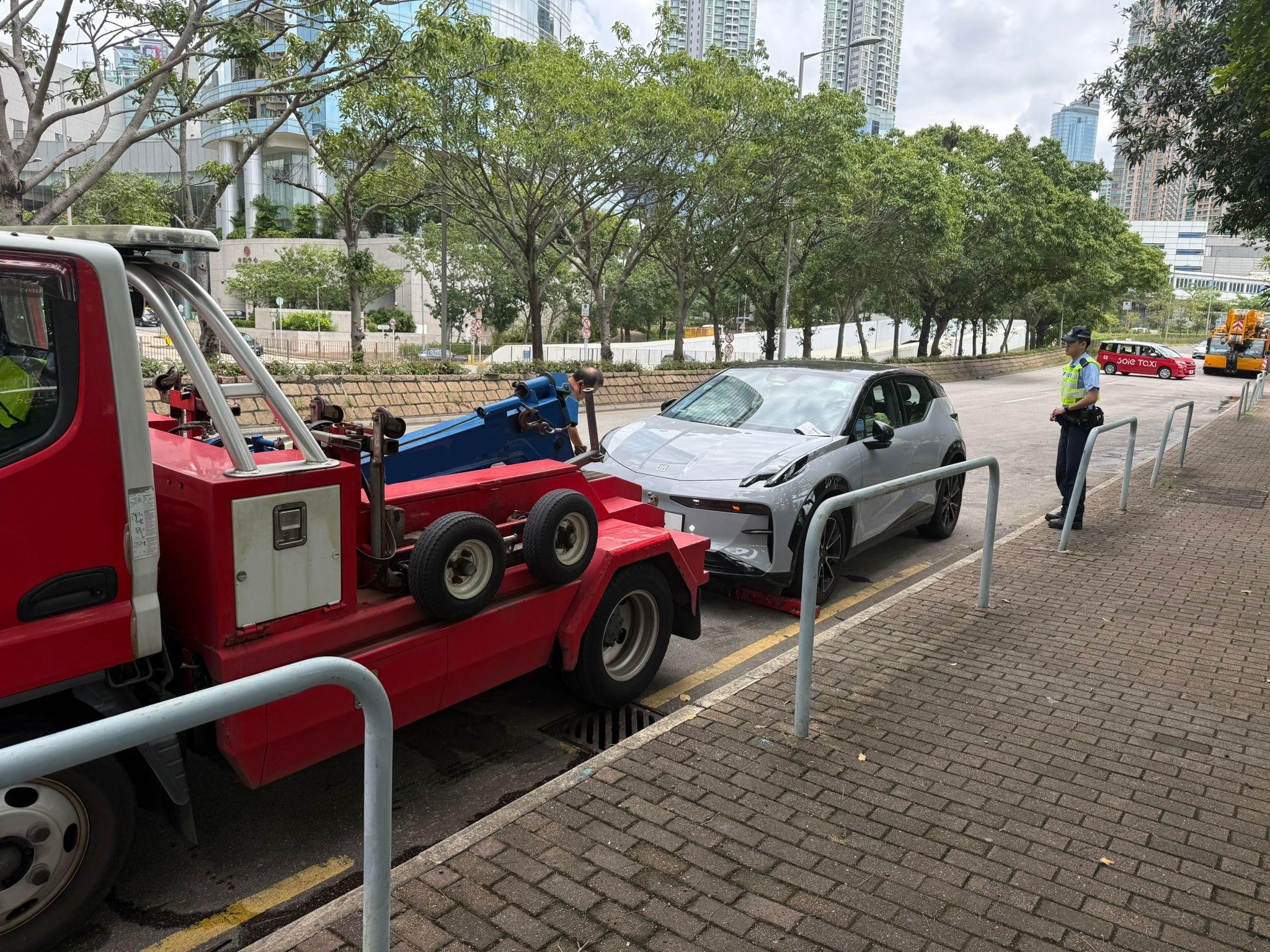 警油尖打擊違泊單日發943張牛肉乾，31歲男涉多罪被捕。(警方圖片)