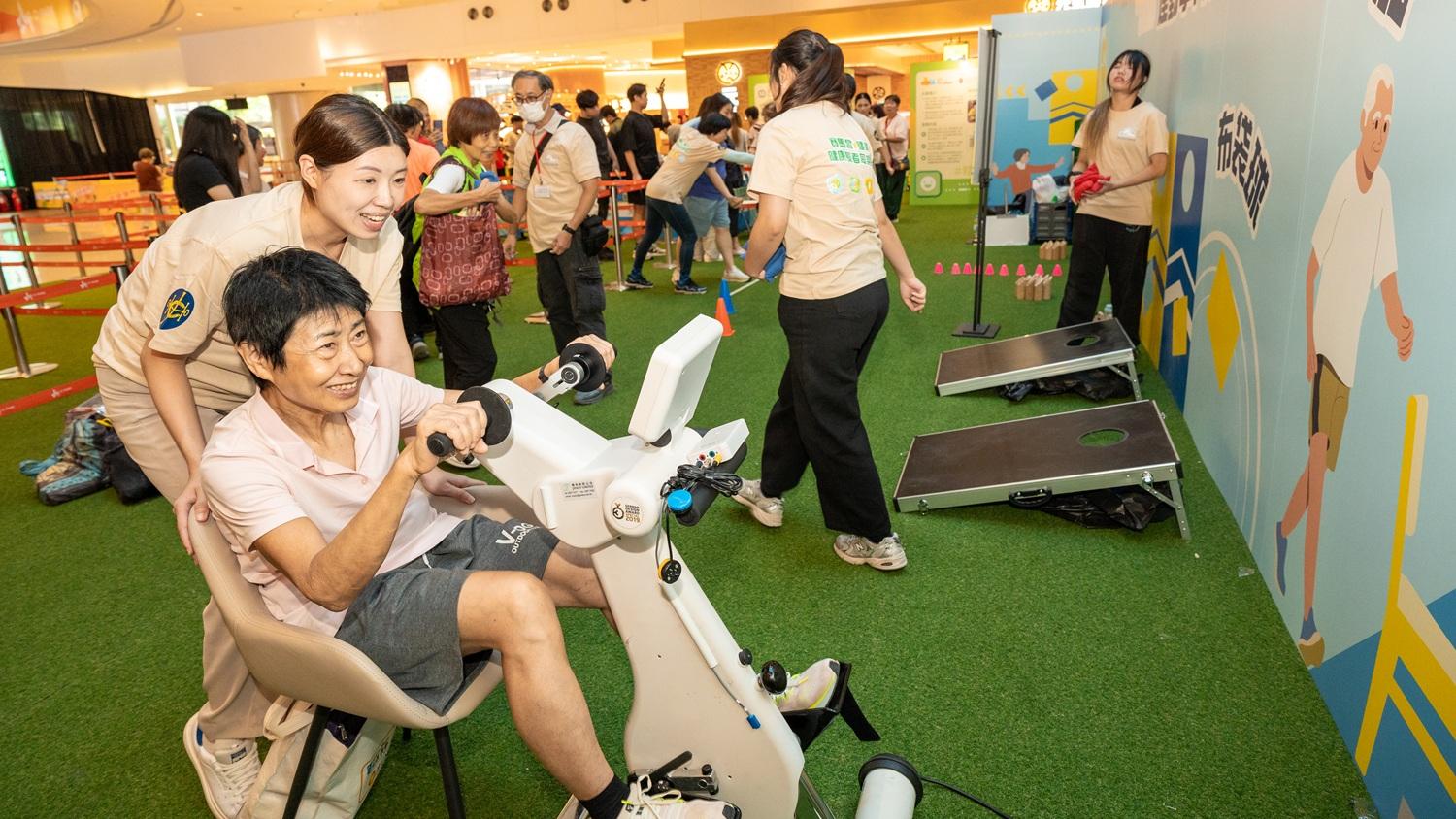 逾千名長者參與賽馬會「e 健樂」成果分享暨長者同樂日，體驗計劃的不同活動，包括 新興運動。