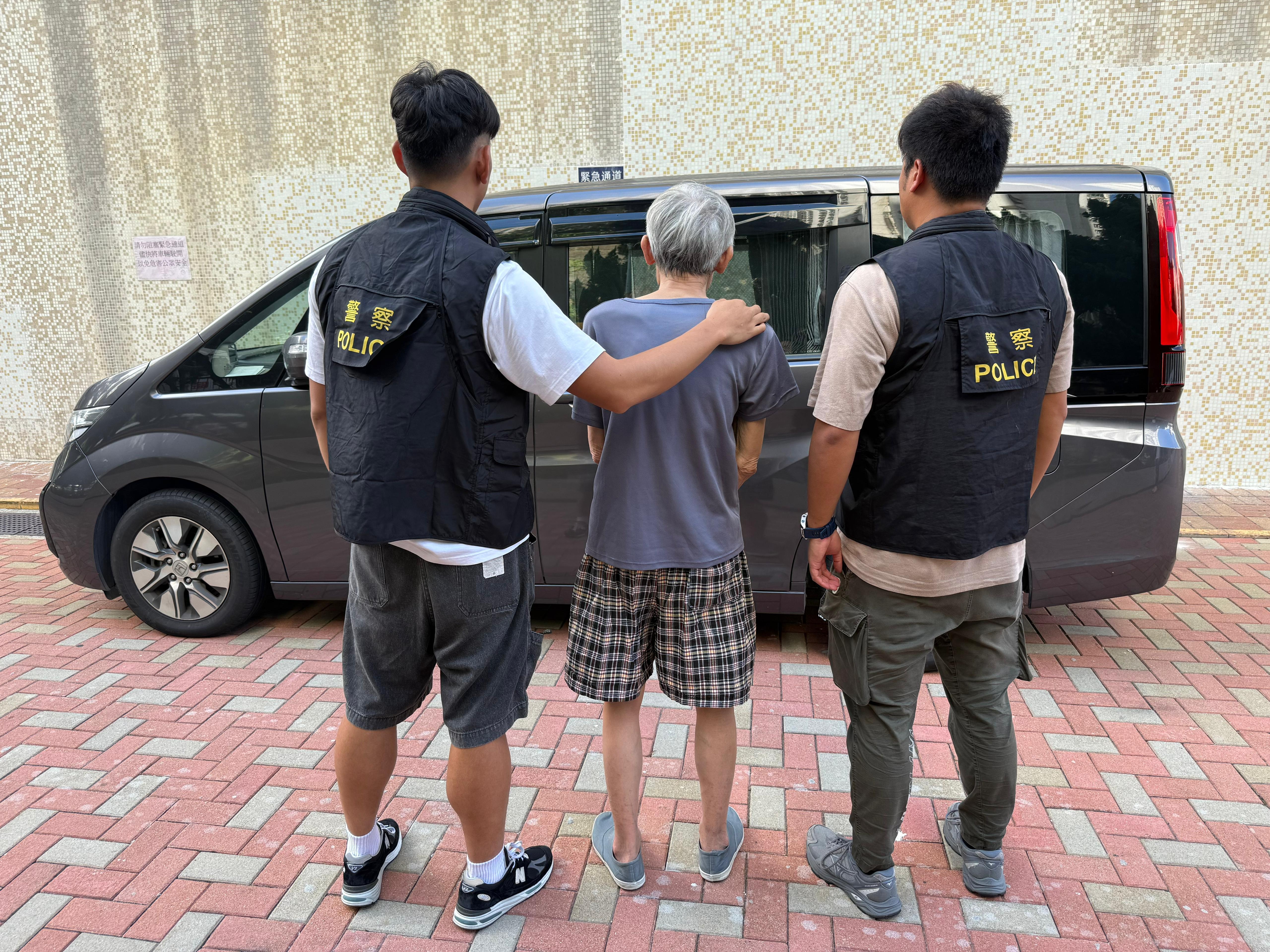 警藍田住宅檢5.2萬元海洛英藍精靈，七旬翁被捕。(警方圖片)