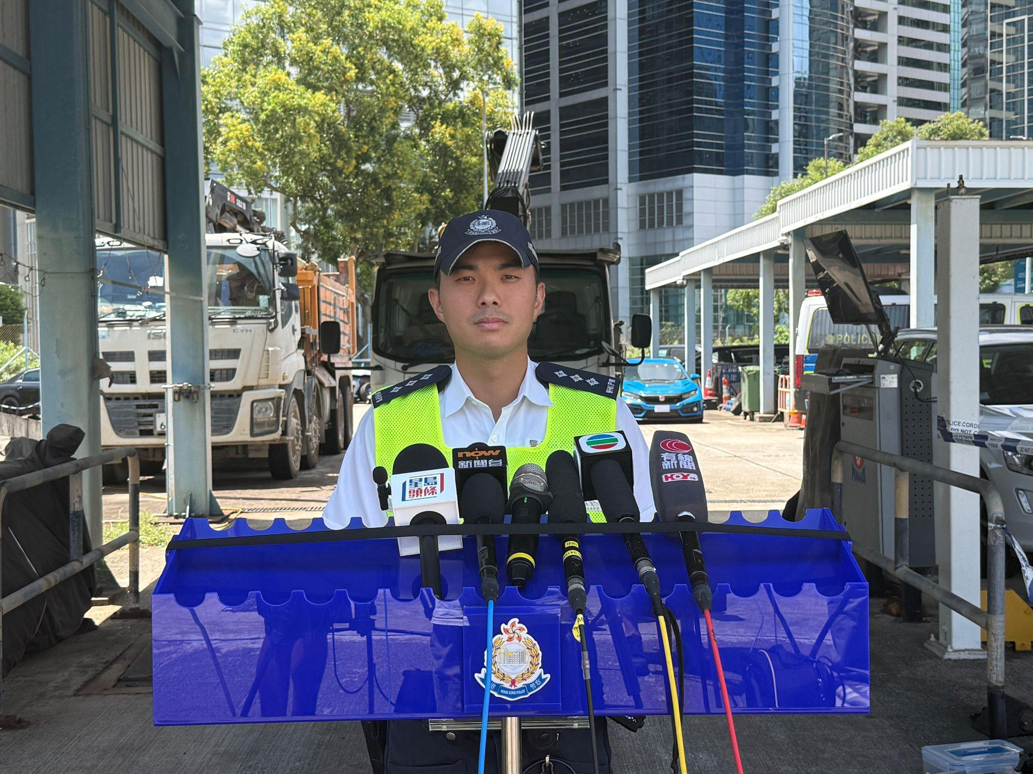 警港島放蛇打擊白牌車拘兩司機 扣Benz及Tesla私家車