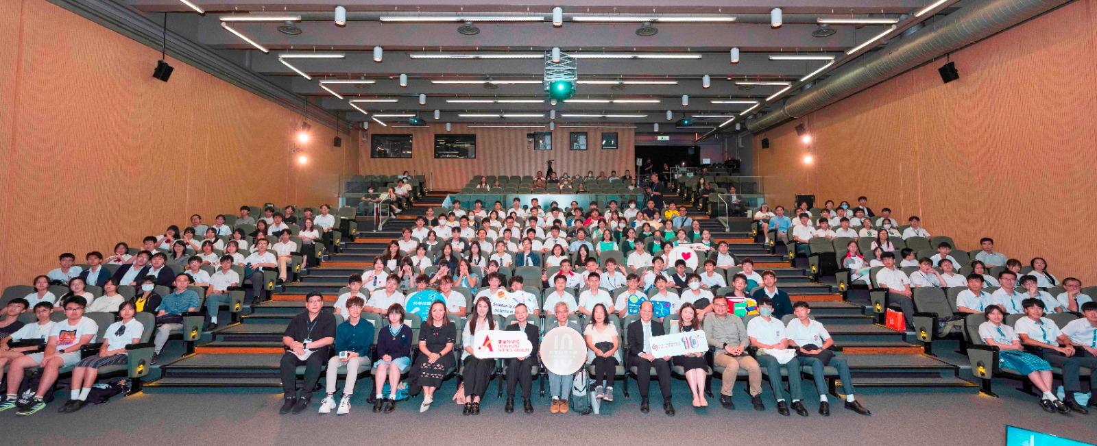 約250名本地中學生及家長參與未來科學大獎首場「Hello Scientists 你好科學家」講座，與2019年未來科學大獎物質科學獎得主、國際著名粒子物理學家陸錦標教授交流。（圖片由未來科學大獎提供）