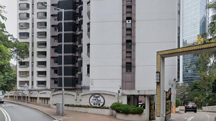 御花園位於中半山堅尼地道，發展商為鷹君集團，共設2幢住宅大廈，提供131伙住宅單位。