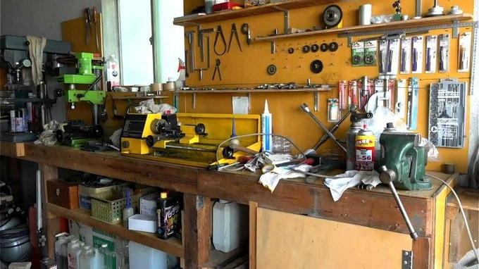 老翁在家中的工作台製作工具。(MBC南日本新聞)