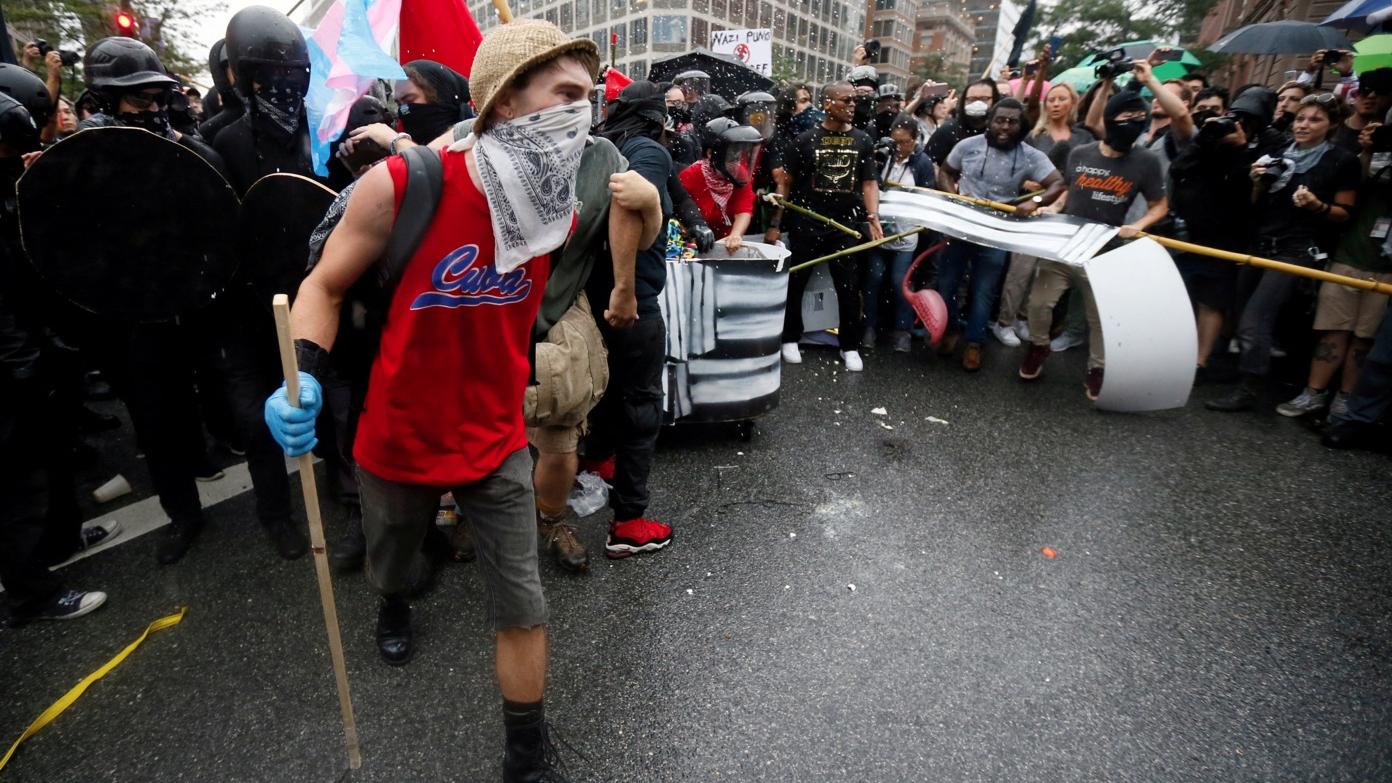 圖為2018年8月右翼白人組織在華盛頓舉行活動期間，反法西斯運動分子到場抗議。(資料圖片)