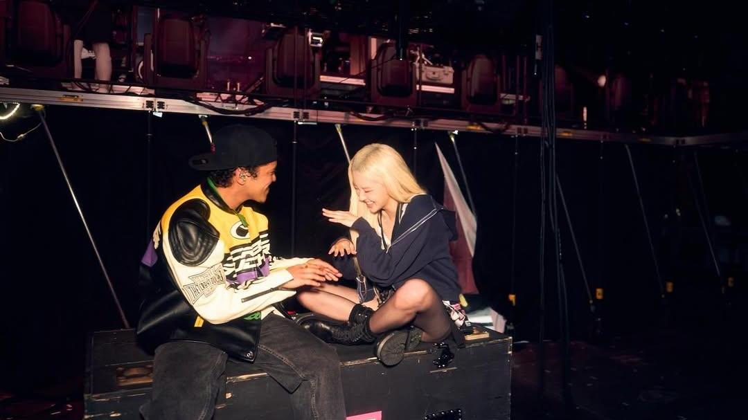 ROSÉ公開無Bruno Mars版APT Demo　原來歌詞這麼不一樣