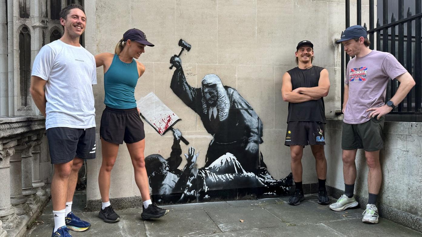 Banksy在IG公布新作後，有民眾立即到來觀賞打卡。(路透社)