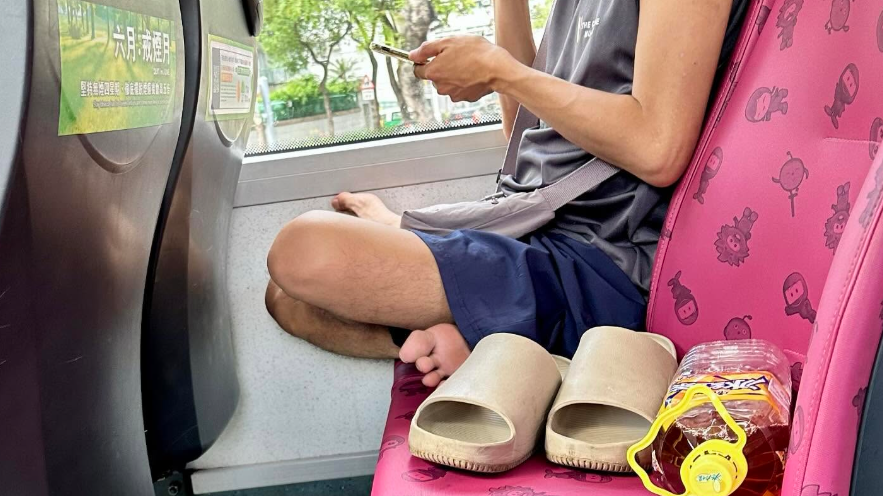 巴士乘客除鞋盤腳坐，兼放拖鞋上櫈被轟缺德(Threads圖片)