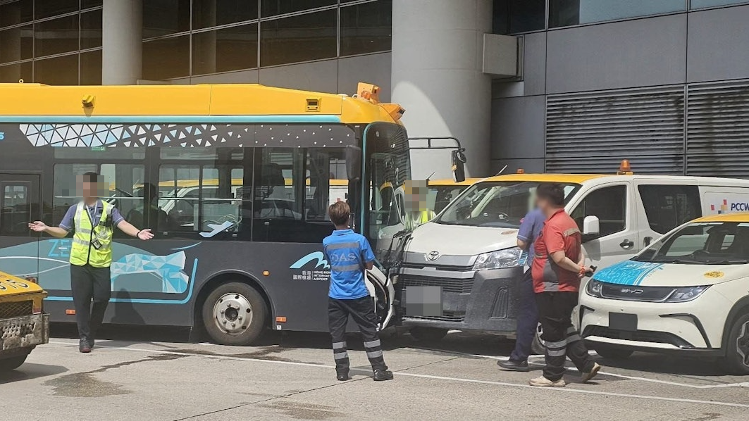 機場停機坪無人駕駛巴士與兩車相撞(FB 車cam L香港群組圖片）