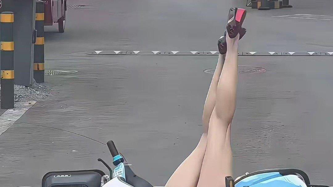內地女鐵騎士跌落車大長腿仰天引注目　網民質疑：是不是擺拍