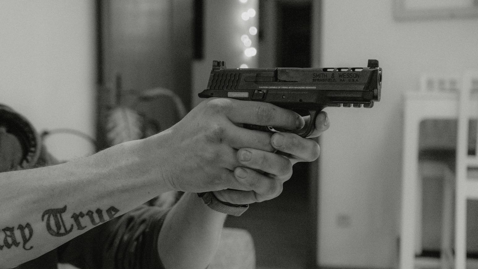 美父屋內開槍射鳥　子彈穿透鳥體後意外擊斃14歲女兒。（示意圖）