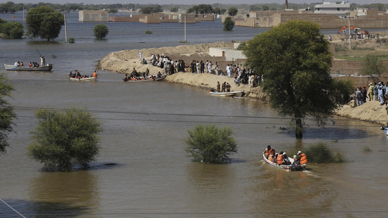 救援人員在旁遮普省木爾坦（Multan）的洪災區域疏散村民。（圖／美聯社）