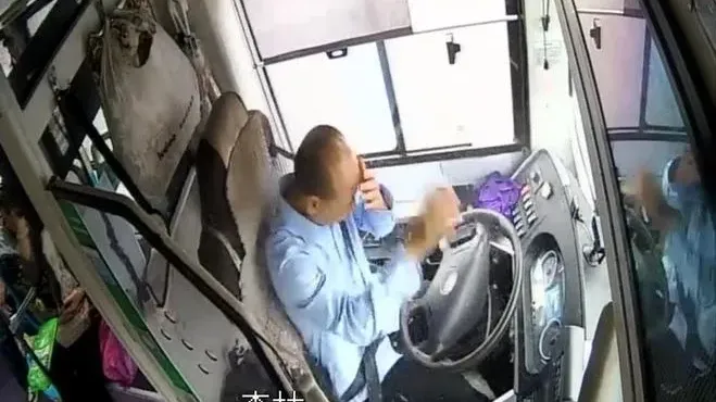飛天鋼筋砸破擋風玻璃　四川巴士司機雙眼噴血冷靜停車