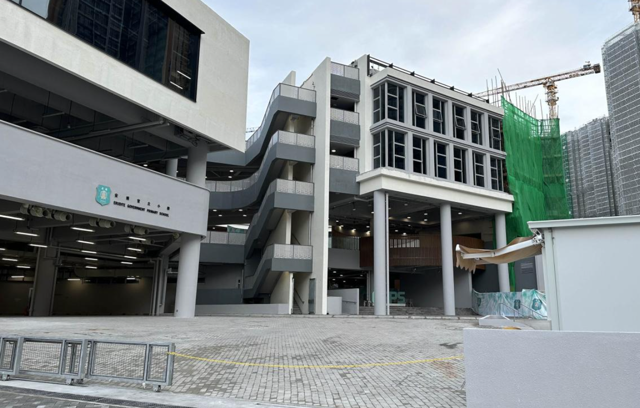 安博官立小學學校外牆、入口通道附近等設施，以及學校附近屋苑有工地工程。（港台圖片）