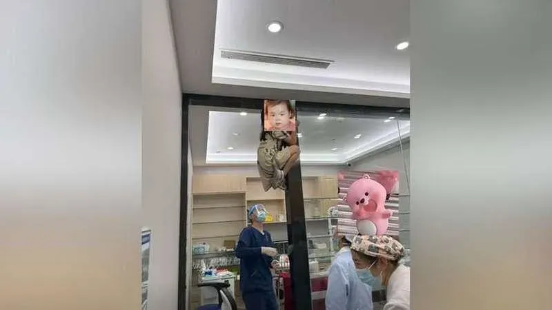 內地女童逃避看牙醫變蜘蛛俠爬上門框　網民：滿滿求生欲