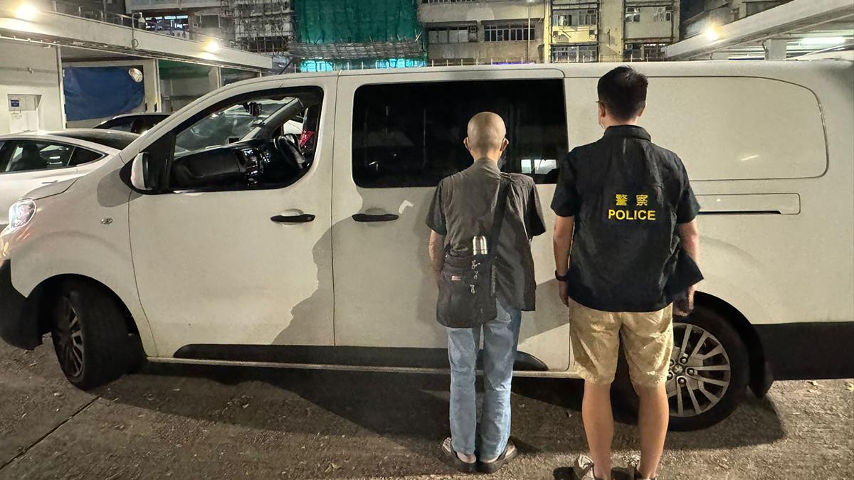 一名65歲男子在涉案店舖內被捕。(警方提供)