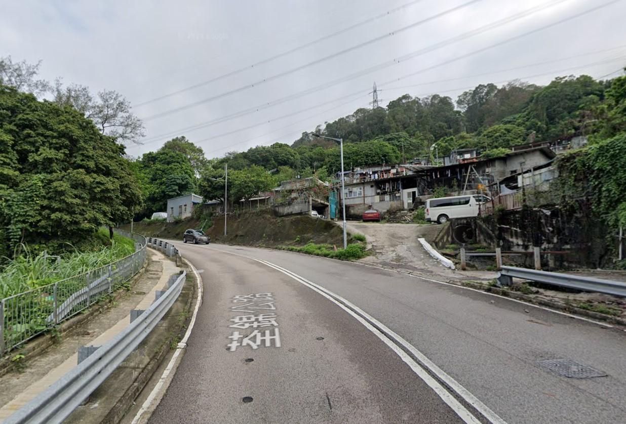 荃錦公路墮樹枝擊中寮屋電線，釀短路爆炸。(Google街景截圖)