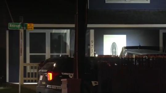 警方深夜在案發住所調查。(互聯網)