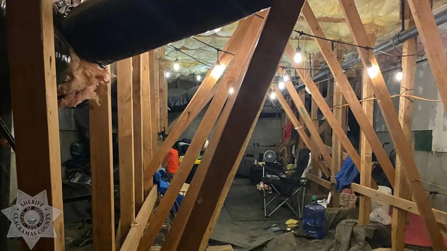 警方在Facebook發布照片，可見涉案男子住在地板夾層的布置。(互聯網)